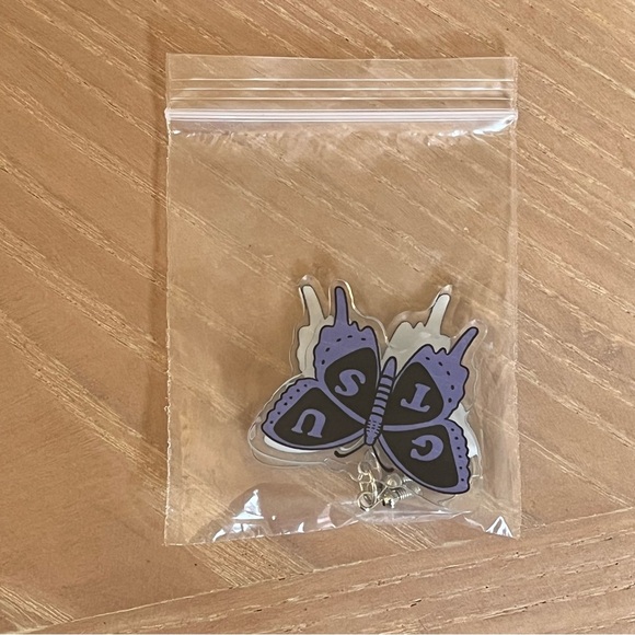 *NEW* OLIVIA RODRIGO Themed GUTS Butterfly Earrings - Picture 3 of 6
